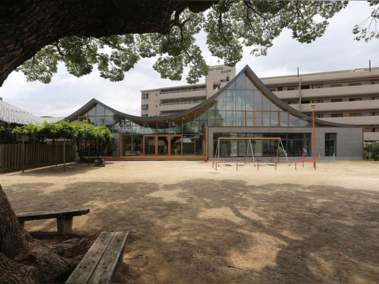 mount fuji architects studio completes chiryu school with sweeping roof