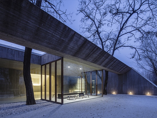 archstudio embeds buddhist shrine within the riparian landscape of hebei, china