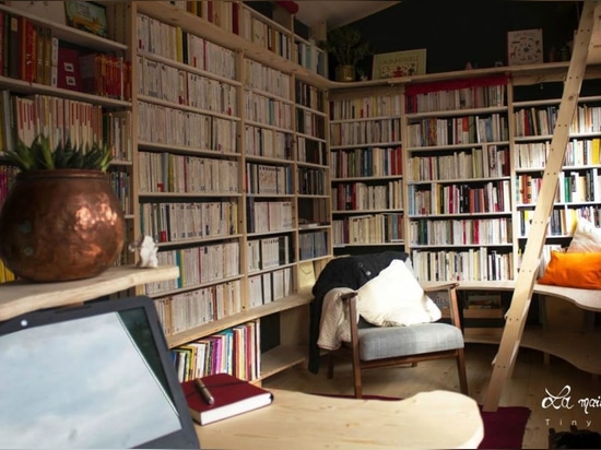 Nomadic bookseller travels all over France with his tiny library on wheels