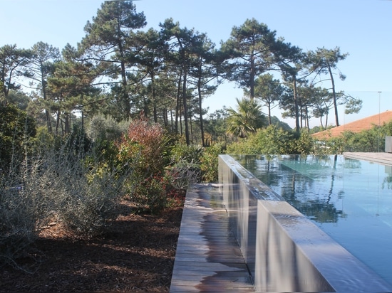 Concrete swimming pool