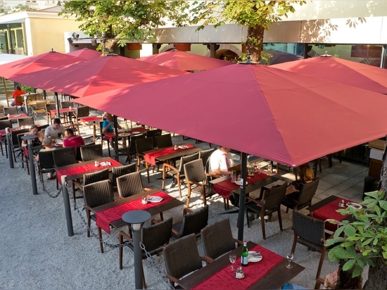 Parasol Big Ben 3 m x 4 m, frame RAL 7016 anthracite, canopy U804 bordeaux, with integrated strut lights „Elegance“