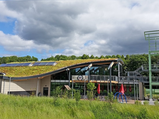 The curved green roof of the Beverbach motorway service station