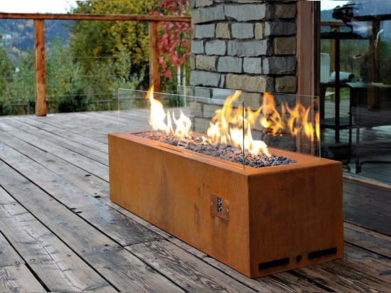 Outdoor Gas Fireplace, Galio Corten by Planika, Fot: Plejady Mix Poland