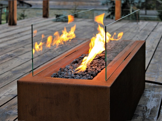 Outdoor Gas Fireplace, Galio Corten by Planika, Fot: Plejady Mix Poland