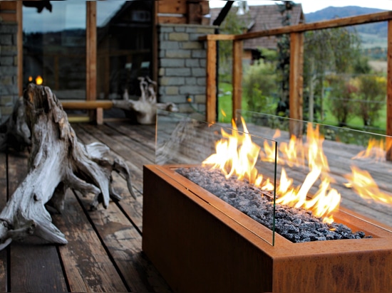 Outdoor Gas Fireplace, Galio Corten by Planika, Fot: Plejady Mix Poland