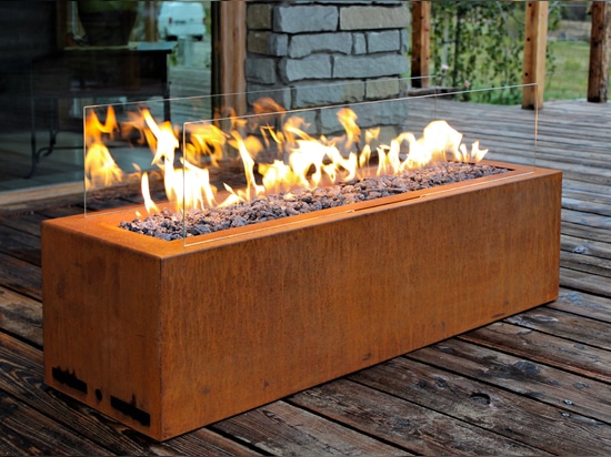 Outdoor Gas Fireplace, Galio Corten by Planika, Fot: Plejady Mix Poland