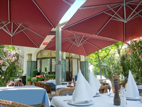 Parasol Amalfi QUADRO 3 m x 3 m, canopy U408 bordeaux, trim strip E404 bordeaux, frame RAL 9006 white aluminium.