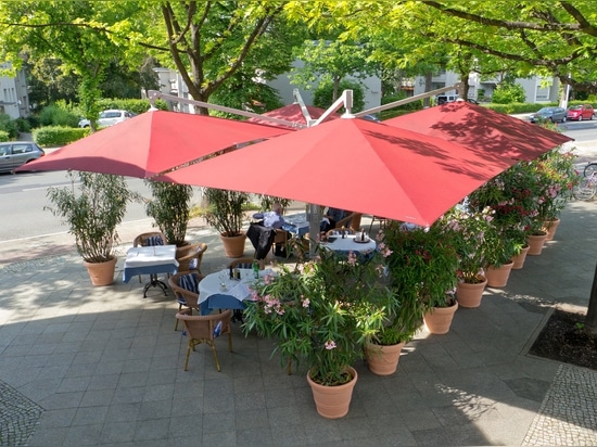 Parasol Amalfi QUADRO 3 m x 3 m, canopy U408 bordeaux, trim strip E404 bordeaux, frame RAL 9006 white aluminium.