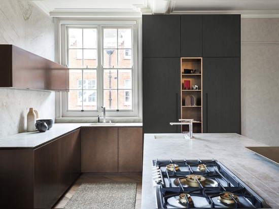 KITCHEN WITH ISLAND WITH COPPER, WOOD AND STONE