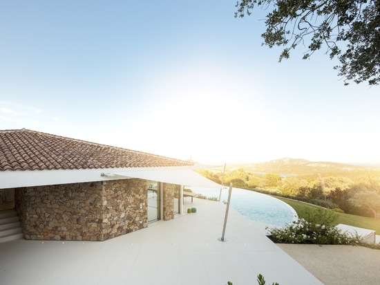 Villa Manta in Porto Cervo, Sardinia: the purity of Lapitec®, a dialogue between nature and structure