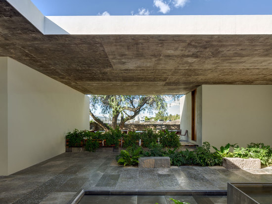 The scheme is divided into blocks containing meeting rooms, desks and service space. Although detached and closed off behind strips of white walls, the different areas connect visually by the conti...