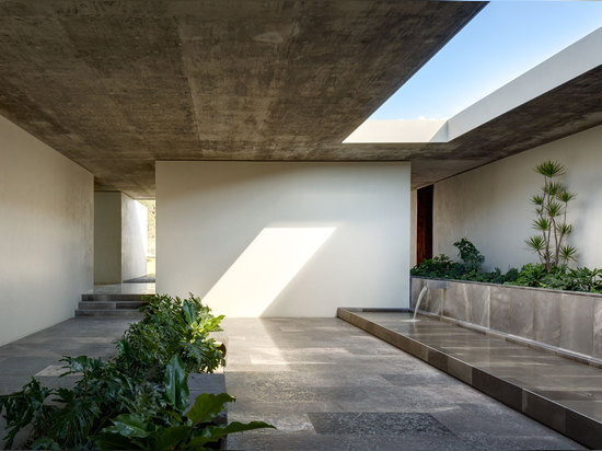 The main courtyard is also a key circulation space, connecting the different parts of the building and its different semi-enclosed pahtways