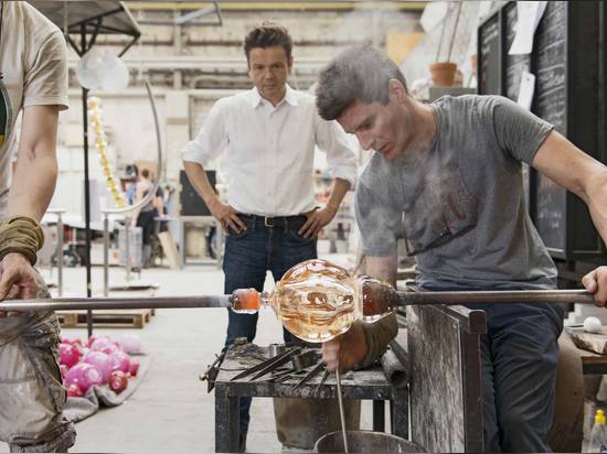 Jean-Michel Othoniel & Matteo Gonet working on a melting glass bead. Photography: Philippe Chancel