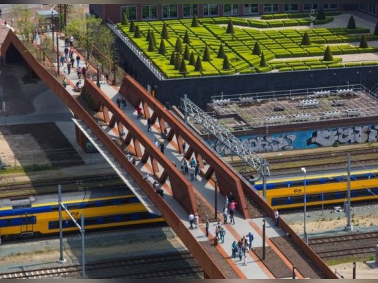 Solar-powered Paleisbrug pedestrian and cycle bridge doubles as a raised park in The Netherlands