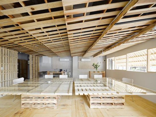 Hiroki Tominaga uses 130 shipping pallets to design a fresh office space for $2300