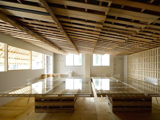 Hiroki Tominaga uses 130 shipping pallets to design a fresh office space for $2300