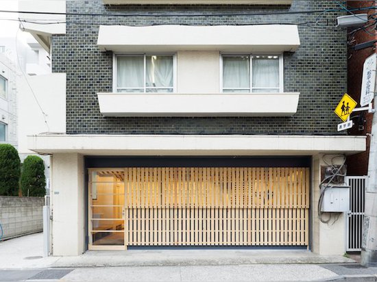 Hiroki Tominaga uses 130 shipping pallets to design a fresh office space for $2300