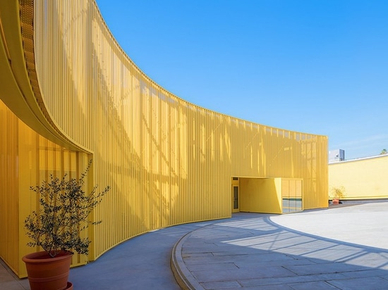 brooks + scarpa design curved yellow charter school in south los angeles