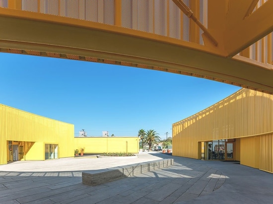 brooks + scarpa design curved yellow charter school in south los angeles