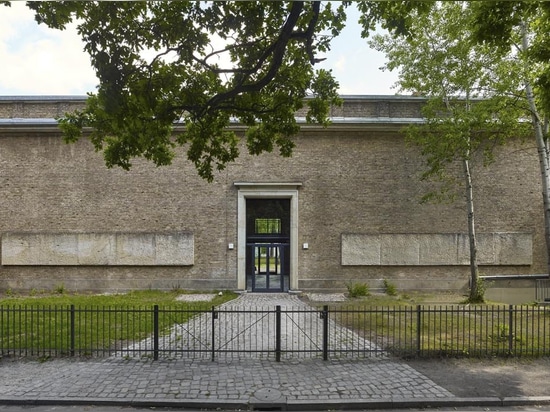 The south façade, showing the blanks panels either side of the central door, designed to take friezes of Breker’s work.