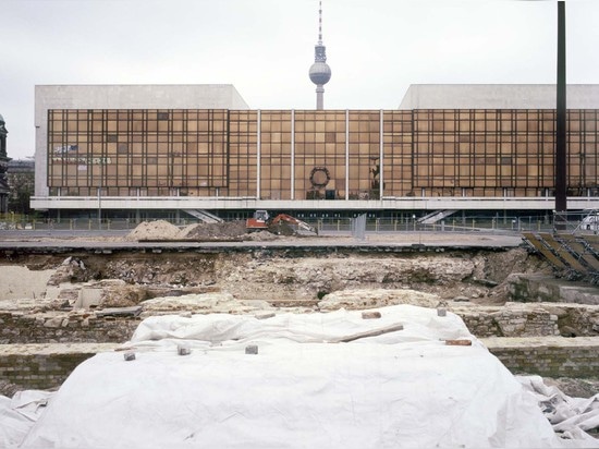 What goes around, comes around. Excavation of the old Stadtschloss (City Palace), 1996, the GDR Palast der Republik in the background was itself in turn demolished to make way for the new palace re...