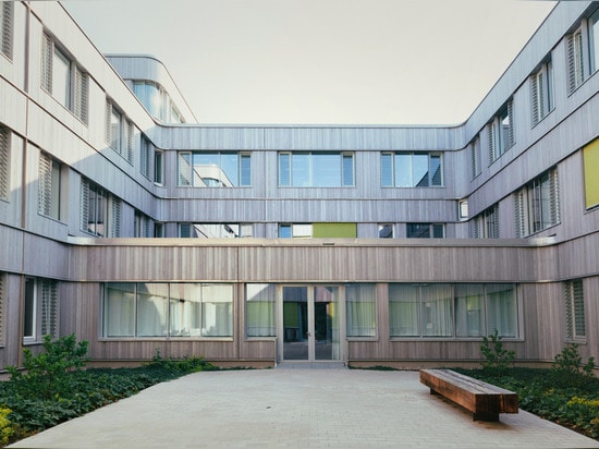 6 / 39  With its cladding of grey cedar it is, of course, called the “Wood Bucket”. (Photo: Lena Giovanazzi, 2015)