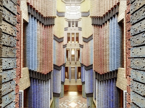 2 / 18  Main entrance hall detail. The whole office building is an expressionist hymn to brick and the bricklayer’s craft. (Photo: Klaus Peter Hoppe, © Infraserv Höchst GmbH & Co. KG)