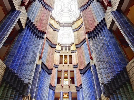 3 / 18  Main entrance hall detail, shot from below. (Photo: Klaus Peter Hoppe, © Infraserv Höchst GmbH & Co. KG)