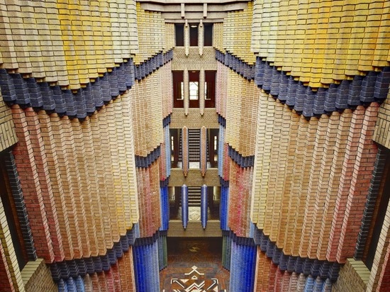 6 / 18  Main entrance hall shot from the top floor. Extensive restoration was completed in 2007. (Photo: Klaus Peter Hoppe, © Infraserv Höchst GmbH & Co. KG)