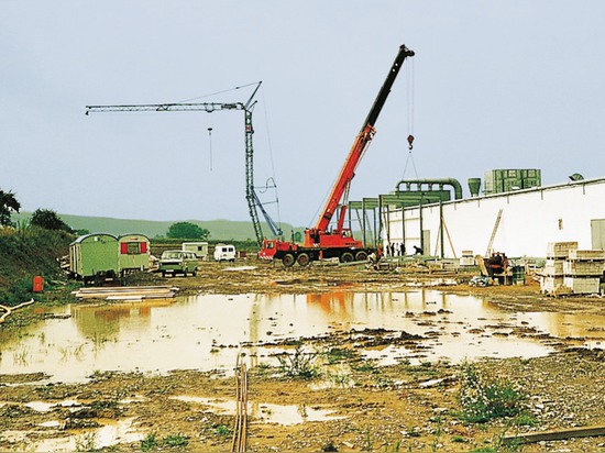 The site, here at the start of construction, is at Bad Münder, Eimbeckhausen, near Hanover in Germany, the town where Wilkhahn was founded in 1907.