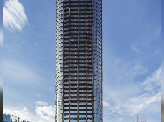 Tokyo. Kengo Kuma completes a tree-inspired tower in glass and aluminium