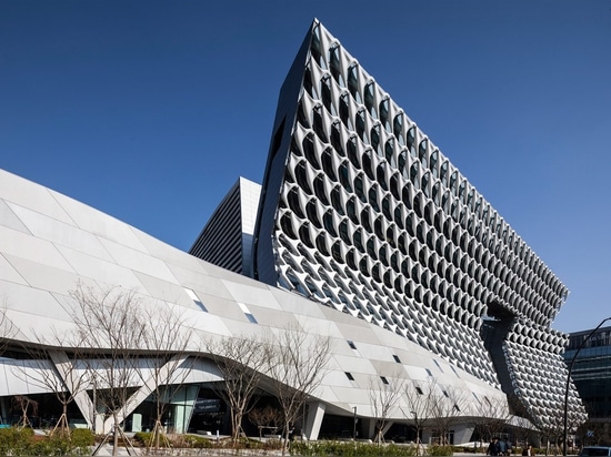 Morphosis weaves textile research facility facade from reinforced fibre