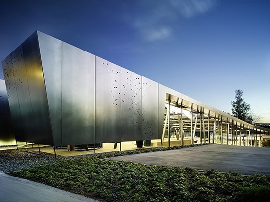 schmelzle+partner's office in germany features a steel levitating façade