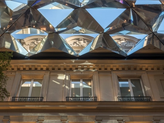 Foster + Partners unveils Apple Store in Parisian apartment on Champs-Élysées