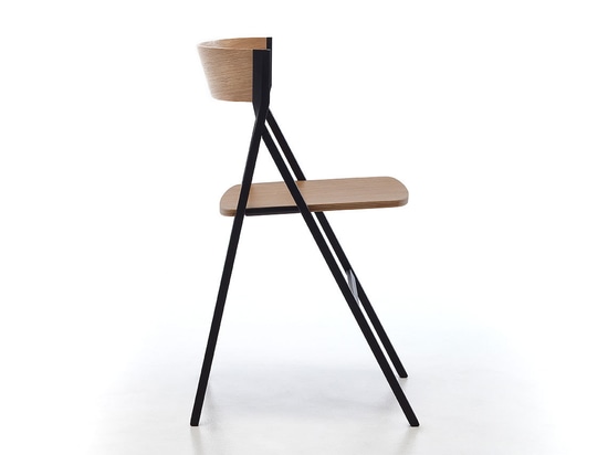 The folding chair designed by Steffen Kehrle is a combination of innovation, quality, strictness and reliability.