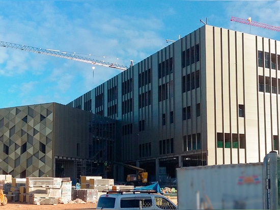 HIANSA PANEL PARTICIPATES IN THE FACADES OF THE NEW QUIRÓN HOSPITAL IN CÓRDOBA (SPAIN)