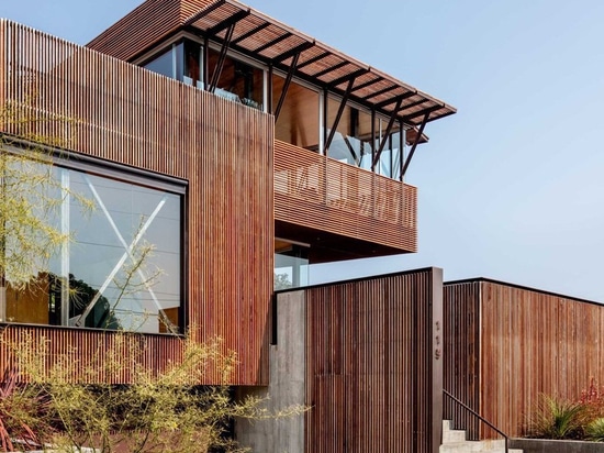 shubin donaldson wraps california residence in ipe wood screens and glass