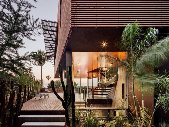 shubin donaldson wraps california residence in ipe wood screens and glass