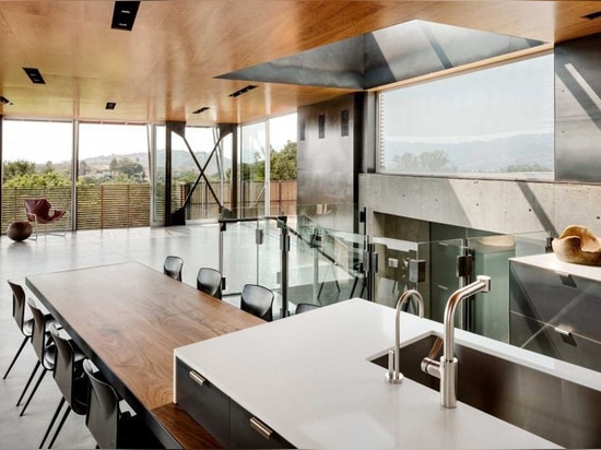 shubin donaldson wraps california residence in ipe wood screens and glass