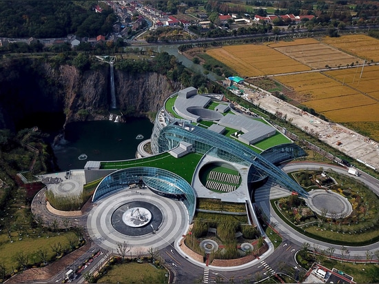 Jade + QA unveils "groundscraper" hotel in Chinese quarry