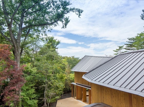 shishi-iwa house: a boutique hotel by shigeru ban opens its doors in karuizawa