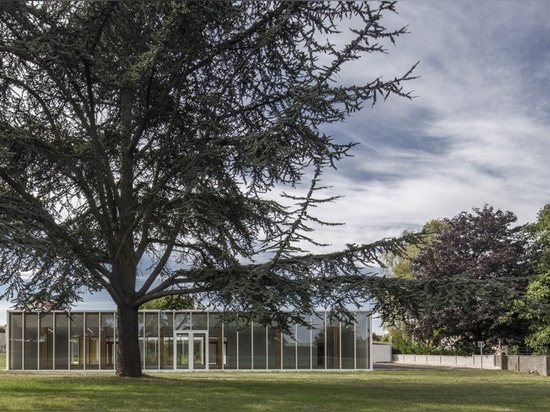 NZI architectes applies glazed façades to bring light into leisure center in france