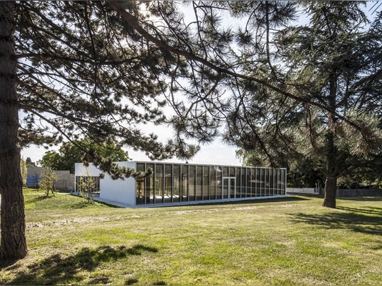 NZI architectes applies glazed façades to bring light into leisure center in france