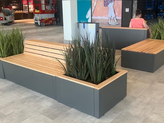 Garda with back and planters