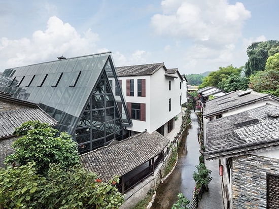 pleasanthouse inserts two glass volumes into nanxianglou art hotel in shenzhen