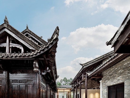 pleasanthouse inserts two glass volumes into nanxianglou art hotel in shenzhen