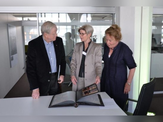 Friso Kramer (left) with wife Netti (right) and Gisela Hahne (centre). Photo: Wilkhahn