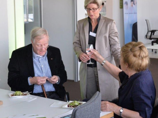 Friso Kramer (left) with Gisela Hahne (centre) and wife Netti (right). Photo: Wilkhahn