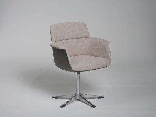 Upholstered task chair with glass-fibre-reinforced plastic shell, designed by Friso Kramer. Photo: Wilkhahn