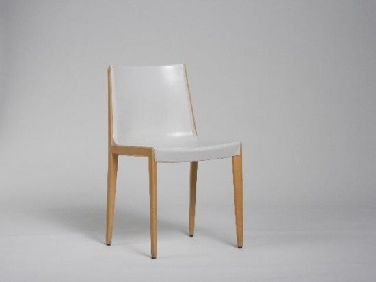 Unusual combination of a wood frame with a glass-fibre-reinforced plastic shell. Chair by Friso Kramer for Wilkhahn. Photo: Wilkhahn